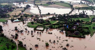 Наводнения в Индия взеха жертви и унищожиха реколта