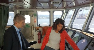 Министър Димов разгледа кораба на Грийнпийс
