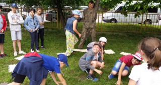 Деца от столично училище посрещнаха учебната година с урок за гората