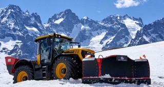 Високо във Френските Алпи два трактора JCB Fastrac извършват жизнено важни дейности