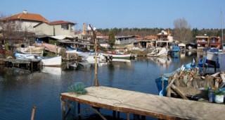 Близо 1500 човека живеят в рибарското селище край Бургас
