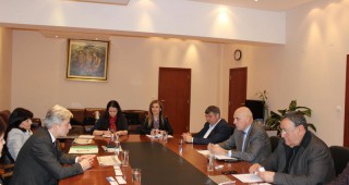 Министър Нено Димов се срещна с ръководството на Камарата на строителите