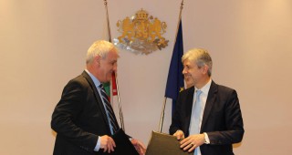 Министър Димов подписа договори за водните проекти на Пловдив и Тутракан