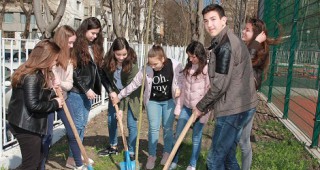 Залесителна акция в двора на бургаско училище