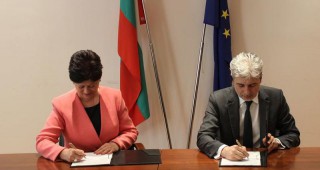 Министър Димов подписа договори за инсталации за отпадъци на Ботевград и Харманли