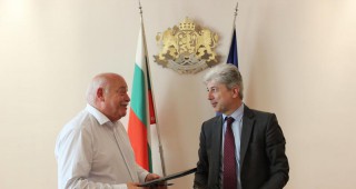 Министър Димов подписа договор за предотвратяване на свлачищни процеси по републиканската пътна мрежа