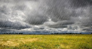 НИМХ – БАН издава предупреждение за обилни валежи и гръмотевична активност в 13 области на страната