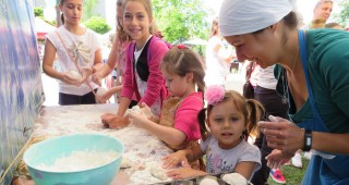 200 деца от страната месиха хляб на фестивала Семе българско