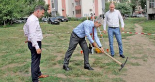 Министър Димов направи първа копка на спортна площадка в Пловдив