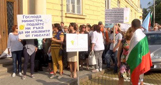 Служители на Националния институт по метеорология и хидрология излязоха на пореден протест в София