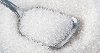 Захарта незначително поевтиня в супермаркетите в средата на месеца