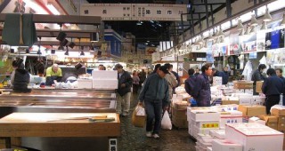 Прочутият рибен пазар в Токио ще бъде затворен