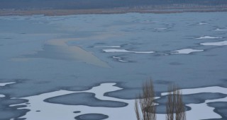 Езерото в резерват Сребърна замръзна
