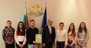 Министър Димов връчи награди на ученици, отличени в международен конкурс