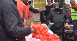 Испански производители раздават 4 тона безплатни плодове