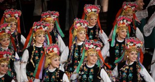 Ансамбъл Тракия, Илия Луков и Яница на сцената на фестивал Семе Българско в Севлиево