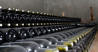 Повече от 16 хил. литра вино задържаха митничари в нелегална винарна