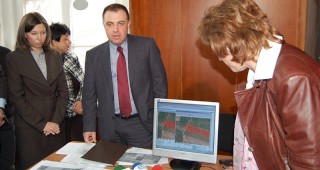 Министър Найденов направи демонстрация на системата за очертаване на земи