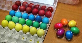 В търговската мрежа се продават бои за яйца с неизвестно съдържание
