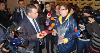Министър Найденов провери за доматен миниращ молец борсата в Слатина