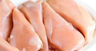 В една от 20 проверени кланици е регистрирано завишено водно съдържание в пилешкото месо