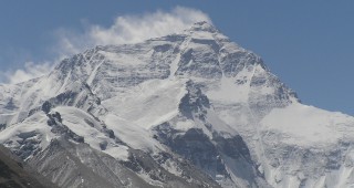 Алпинисти доброволци събраха на Еверест повече от 4 тона битови отпадъци