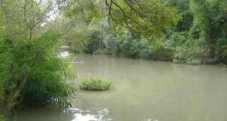 Черна течност замърсява река Камчия