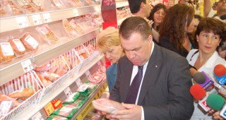Министър Найденов взе участие в проверка на млечните продукти в търговската мрежа