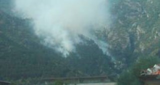 Огнеборци участват в погасяването на 37 пожара на територията на страната
