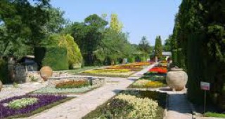 Дървета и цветя в Ботаническата градина в Балчик цъфнаха отново