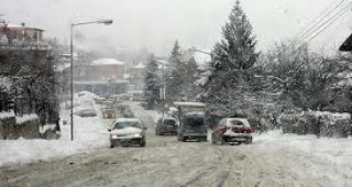 Снегът затвори пътища в три добруджански общини
