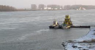 Стотици литри мазут са се излели в река Дунав след авария на словашки танкер