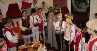 Български народни обичаи пресъздадоха ученици в Добрич