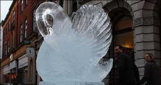 Ледени скулптури впечатляват посетителите на фестивал в Германия