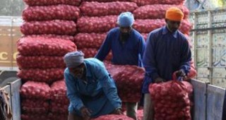 Пакистан забрани износа на лук за Индия