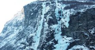 Студът образува ледени водопади и реки по скалите в Смолянско