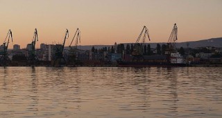 Замърсяване от неизвестен произход край Морска гара-Варна