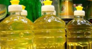 При съвместна проверка на БАБХ и икономическа полиция в град Сливен бяха конфискувани 209 бутилки олио