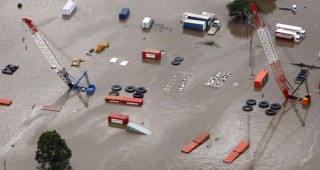 Наводненията в Австралия откъснаха от света град Керанг