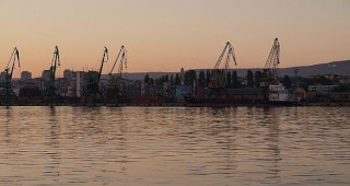 Цъфтеж на фитопланктон е причина за оцветяване в червено на водата край Морска гара - Варна