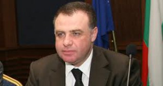 Министър Мирослав Найденов ще направи символично зарязване на праскови