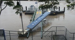 Наводнението в Австралия достигна нов град