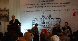 Министър Найденов ще подкрепи забрана за ВЕИ в земи от първа до осма категория