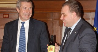 Американският посланик Джеймс Уорлик подари на министър Найденов собствено производство вино