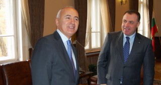 Министър Найденов постави въпроса за улова на калкан пред турския посланик