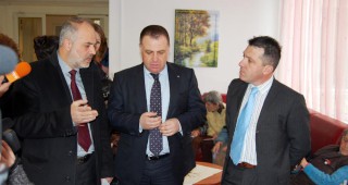 Министър Найденов и министър Младенов дариха 18 агнета на дом за стари хора в столичния квартал Дървеница