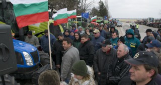 Фермерите спират протестите до края на април