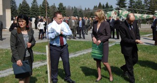 Министрите Найденов и Караджова засадиха дръвчета за Седмицата на гората