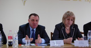 Председателят на НС Цецка Цачева и министър Найденов се срещнаха с тютюнопроизводители от страната