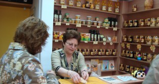 Зам.-министър Светлана Боянова откри първия магазин по наредбата за директни продажби в София